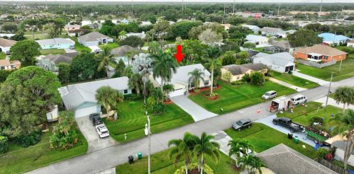 2332 Gillette Ave, Fort Pierce FL  34952-7432 exterior