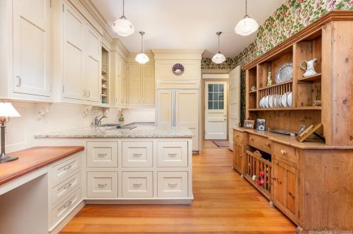 49 Mtn Spg Rd, Farmington CT 06032-1613 exterior