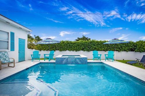 702 107 Ave, Naples FL 34108-1858 exterior