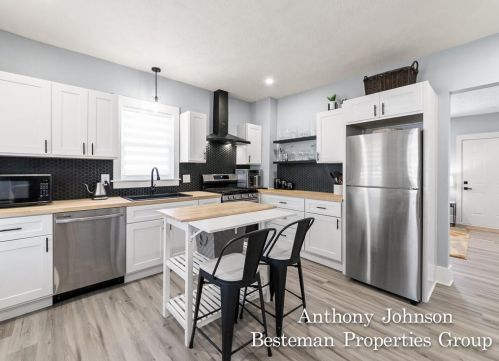 1221 Dickinson St, Grand Rapids MI 49507-2201 exterior