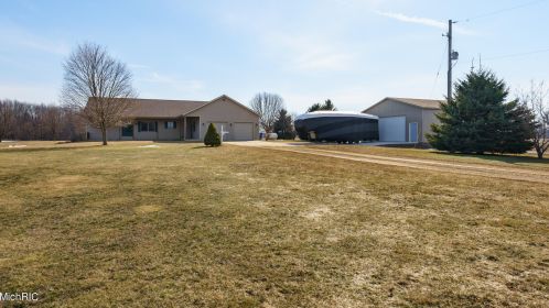 8242 E Ave, Kalamazoo MI 49048-9622 exterior