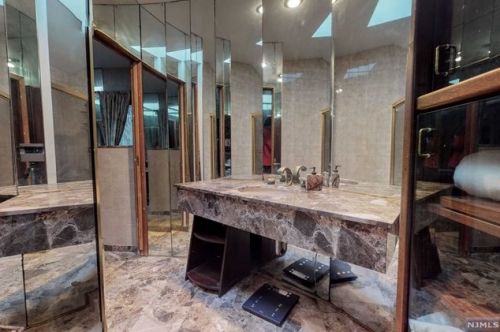 25 Sparrowbush Rd, Upper Saddle River NJ 07458-1420 exterior