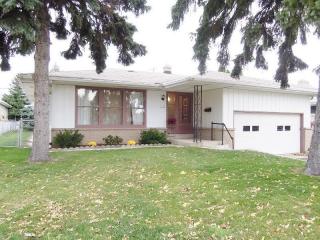 2212 Edgerton Ave, Milwaukee, WI 53221-3531