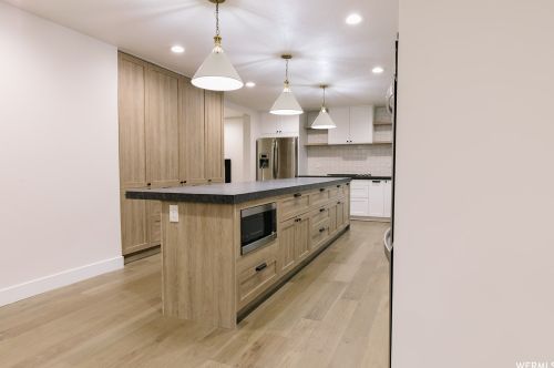 2621 Rockwell Dr, Sandy UT 84093-1967 exterior