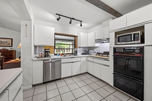 331 8 St, Naples FL 34120-0411 exterior