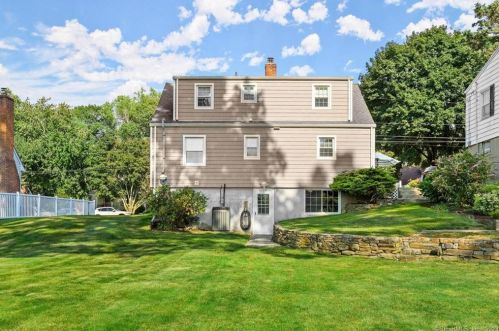 26 Hemlock Dr, Milford CT 06461-2311 exterior