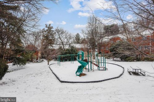 3555 Martha Custis Dr, Alexandria VA 22302-2003 exterior