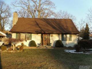 32 Fleetwood Ave, Huntington Station, NY 11747-1556