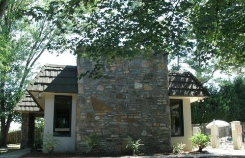 725 Dalrymple Rd, Atlanta GA  30328-1400 exterior