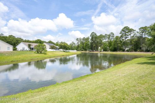 4 Hidden Lk Ln, Bluffton SC 29910-8002 exterior