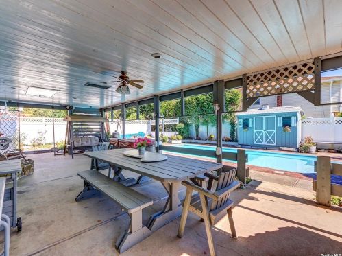 45 Greenfield Ln, Commack NY 11725-1414 exterior