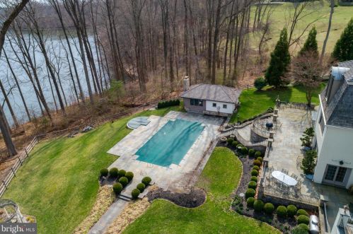 24 Lakewood Dr, Media PA 19063-1807 exterior