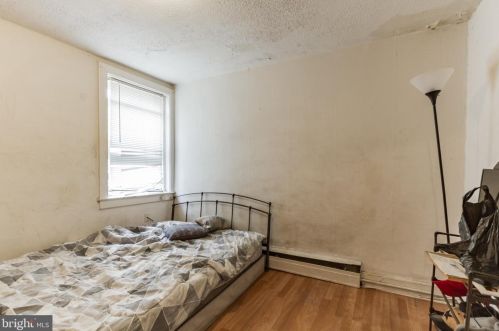 327 10 St, Darby PA 19023-1707 exterior