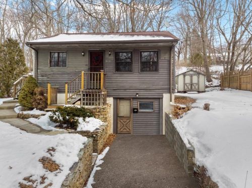 122 Pilgrim Ave, Coventry, RI 02816-4213