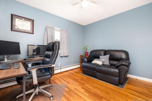 42 Hunter Ln, Enfield CT 06082-4135 exterior