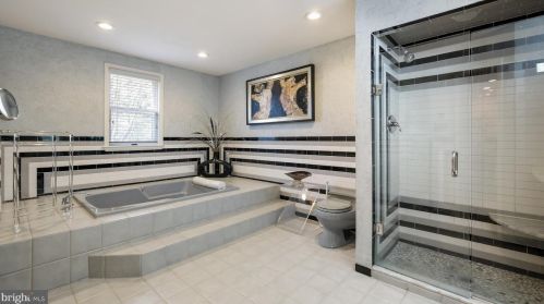 868 Broadmoor Rd, Huntingdon Valley PA 19006-2803 exterior