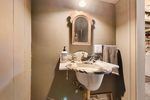 1426 Chateau St, Pittsburgh PA 15233-1242 exterior