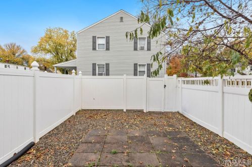 8 Roosevelt Ct, Metuchen NJ 08840-1426 exterior