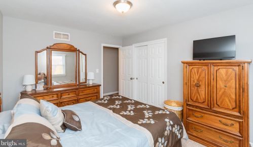 33 Vly Vw Dr, Hanover PA 17331-8307 exterior