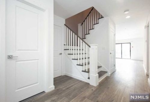 56 Linwood Ave, Cresskill NJ  07626-2104 exterior