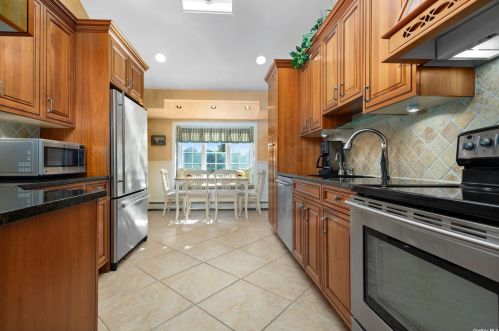 76 Burton Ln, Commack NY 11725-1941 exterior