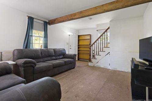 158 Center St, Windsor Locks CT 06096-2409 exterior