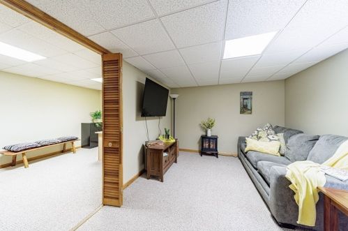 201 Winterset Dr, Springfield MA 01129-1850 exterior