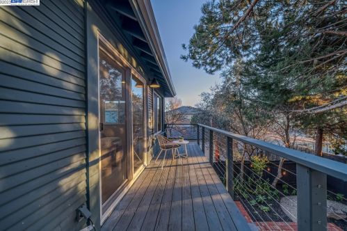 1112 Kains, Berkeley CA 94706-1218 exterior