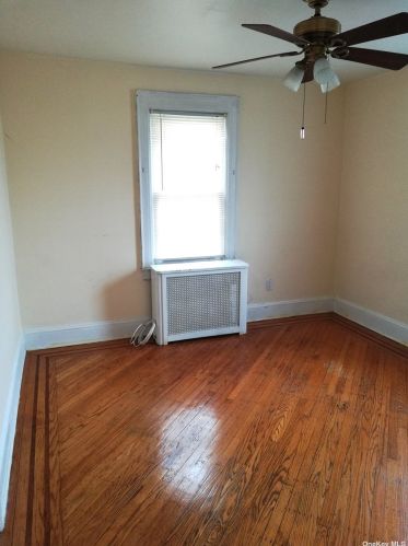 37 Fremont Rd, Valley Stream NY 11581-2106 exterior