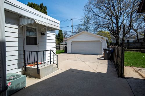 4758 Hollywood Ave, Milwaukee WI 53211-1037 exterior