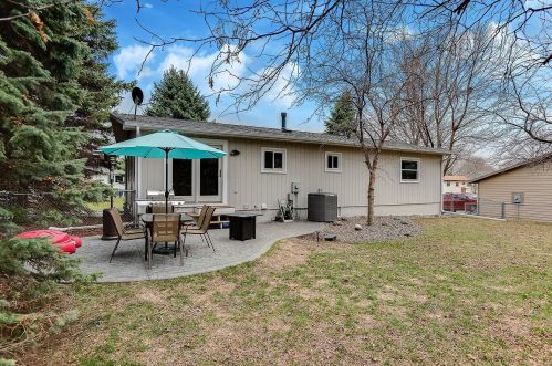 8221 Cleadis Ave, South Saint Paul MN 55076-3321 exterior