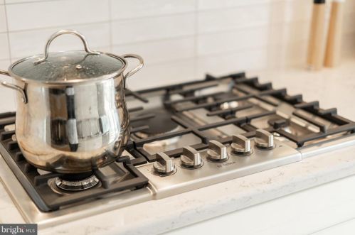 10326 Grosvenor Pl, Rockville MD 20852 exterior