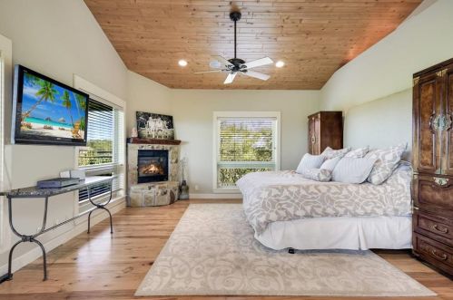 610 Crystal Crk Dr, Austin TX 78746-4728 exterior