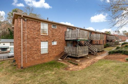 5595 Kingsport Dr, Atlanta GA  30342-4649 exterior