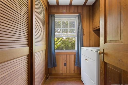 158 Center St, Windsor Locks CT 06096-2409 exterior