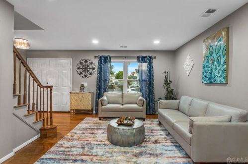 2 Thatcher Ct, Edison NJ  08820-2948 exterior