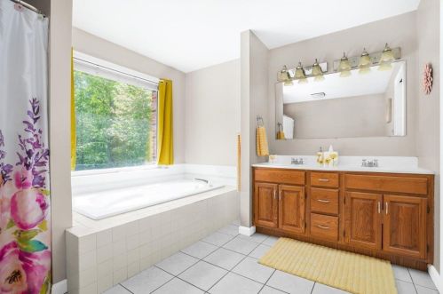 15 Longview Dr, Concord NH  03304-4809 exterior