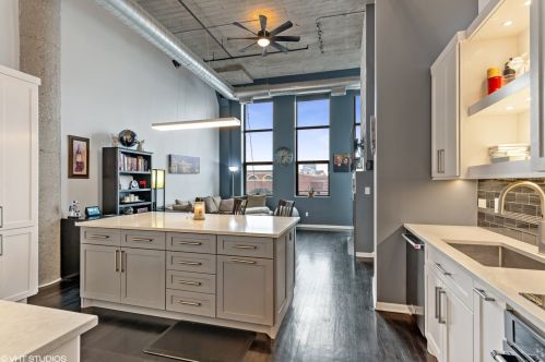 758 Larrabee St, Chicago IL 60654-6445 exterior