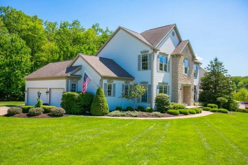 335 Chadwick Dr, Aurora, OH 44202-6634