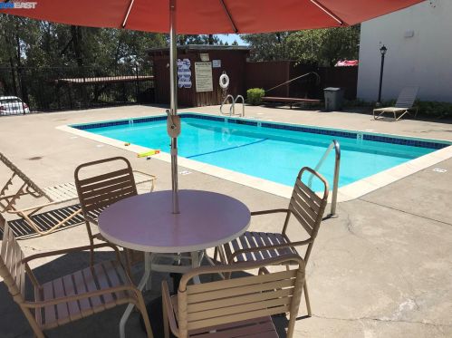 323 Camelback Rd, Concord CA 94523-1374 exterior