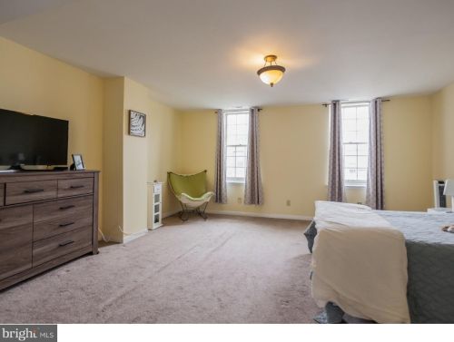 241 Bainbridge St, Philadelphia PA 19146-2034 exterior