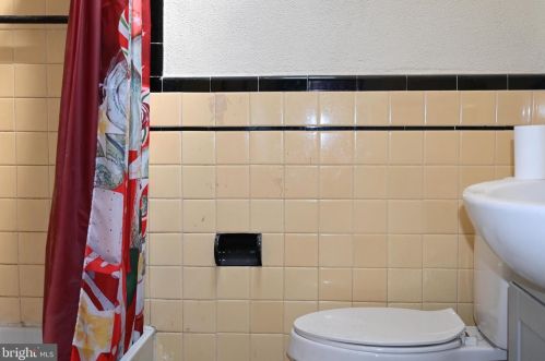 122 Weymouth Rd, Darby PA 19023-1422 exterior