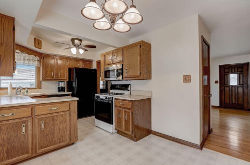 7501 Honey Crk Dr, Milwaukee WI 53221-4062 exterior