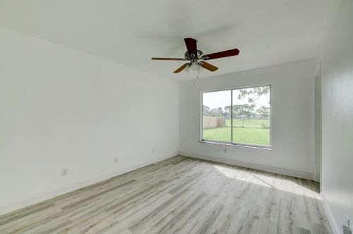 1925 Redwing Cir, Fort Pierce FL 34952-8834 exterior