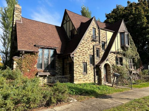 502 67th St, Milwaukee, WI 53213-3951