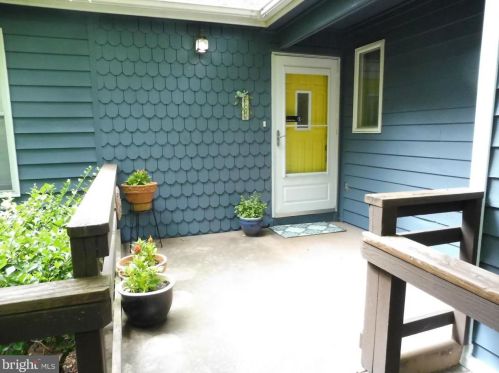 10 Dew Wood Ct, Rockville MD  20855-1006 exterior