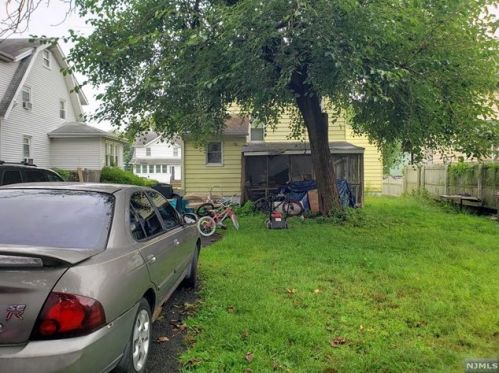 1290 Beaumont Ave, Teaneck NJ 07666-4901 exterior