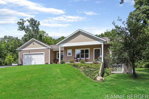 725 Grindle Dr, Lowell, MI 49331-9328