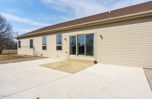 8242 E Ave, Kalamazoo MI 49048-9622 exterior