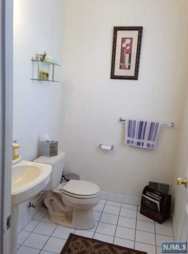 113 Cambridge Dr, Nutley NJ 07110-3913 exterior